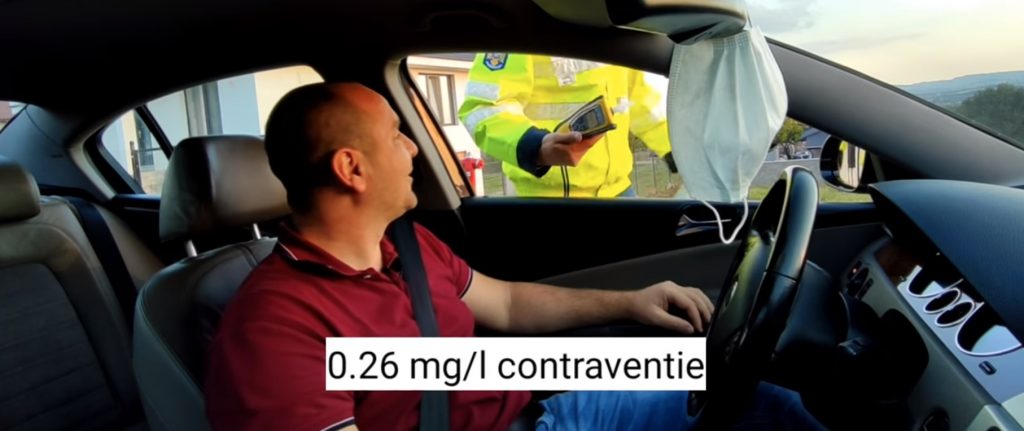 Imagine Stire Un polițist din Oradea a demonstrat cum poți avea alcoolemie fără să bei, doar pentru că te-ai dezinfectat pe mâini cu spirt | 2review.ro