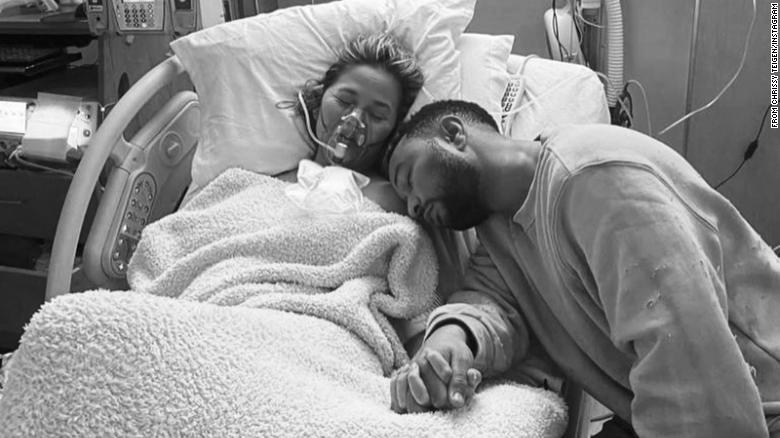 Imagine Stire Chrissy Teigen și John Legend, îngenuncheați de durere. Vedeta a pierdut sarcina | 2review.ro