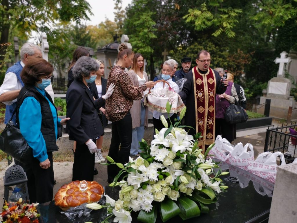 Imaginile durerii! Anamaria Prodan, la mormântul mamei sale! Artista ar fi împlinit astăzi 73 de ani: ”Îngerul meu drag!”