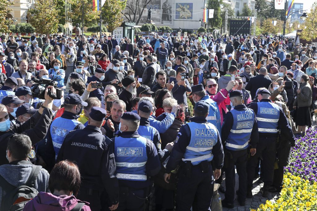 Imagine Stire Haos și scandal la Iași! Credincioșii nu au respectat măsurile impuse de pandemie | 2review.ro