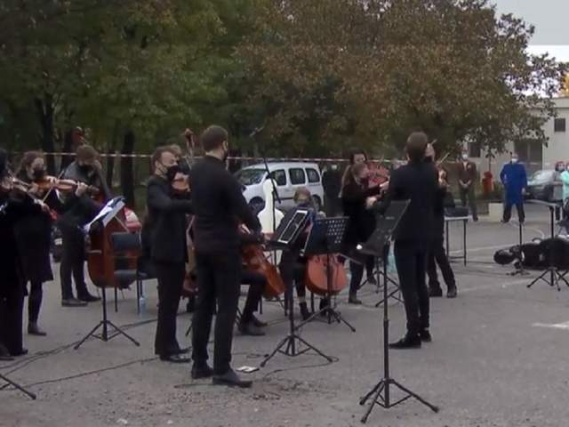 Gest impresionant pentru pacienții COVID! O orchestră a susținut un concert în curtea Institutului Fundeni. „Muzica ar putea alina suferința”
