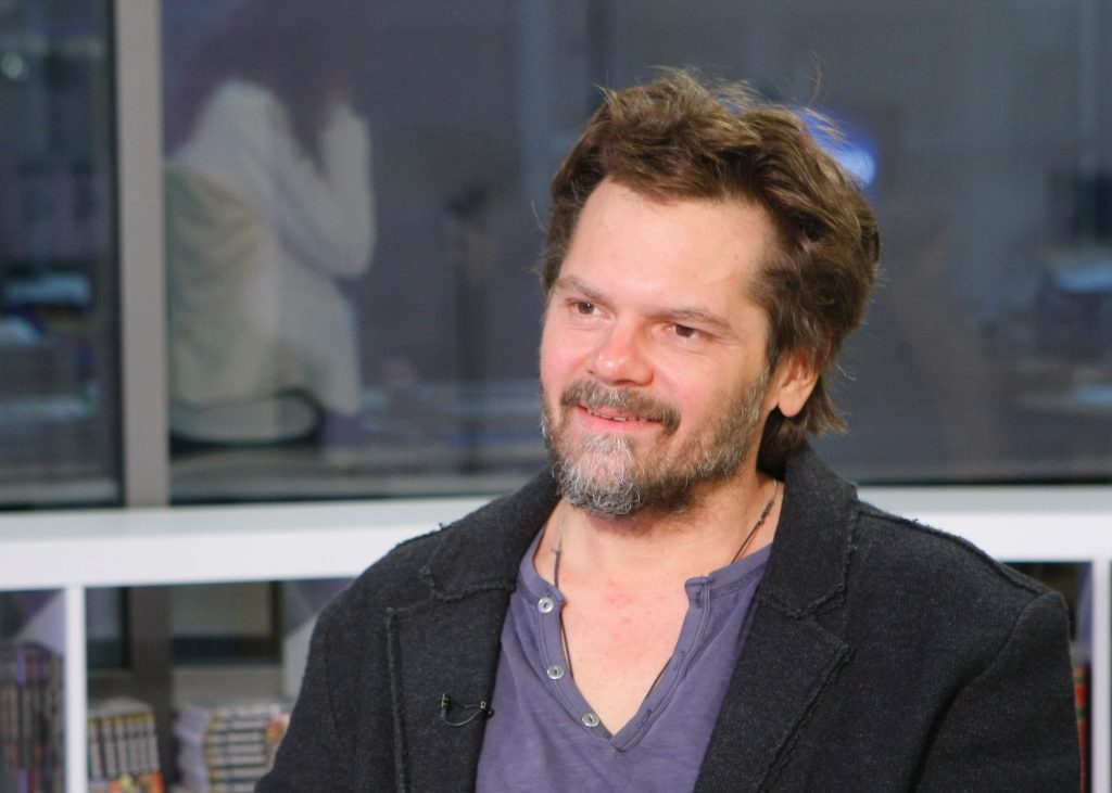 Imagine Stire Florin Piersic Jr. l-a înlocuit pe Bebe Cotimanis. Actorul o să fie noua voce de la Pro TV | 2review.ro