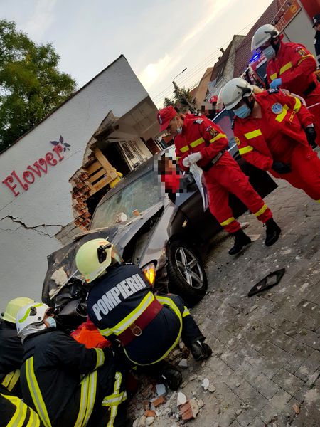 O femeie a murit, după ce un șofer vitezoman a intrat cu mașina într-o florărie din Satu Mare | Imagini șocante