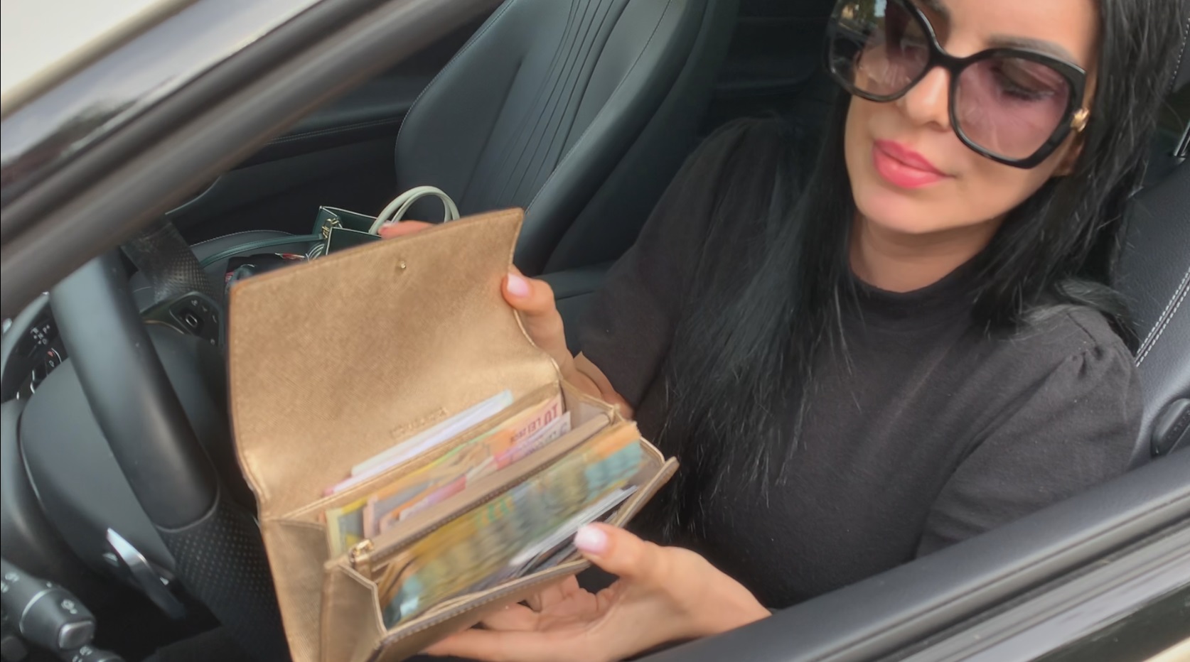 Andreea Tonciu își arată portofelul plin