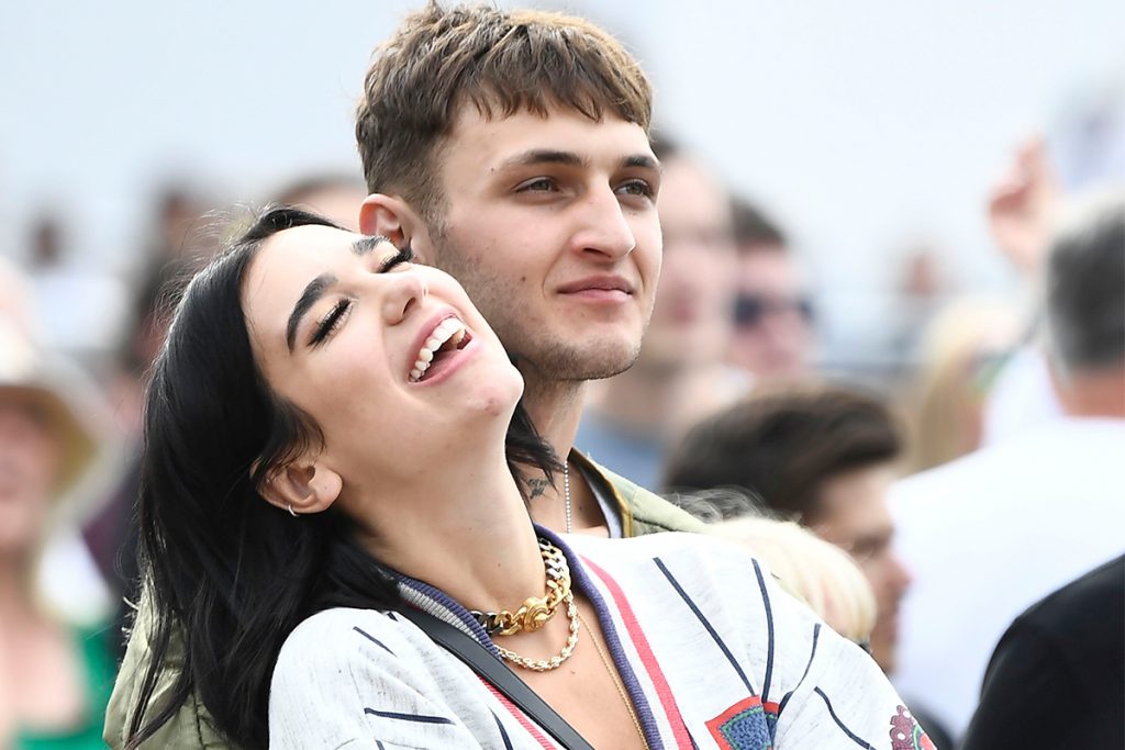 Imagine Stire Dua Lipa și  Anwar Hadid, sărut pasional în public! Cântăreața a trecut peste fosta relație și este mai îndrăgostită ca oricând | 2review.ro