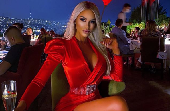Imagine Stire Cum au rezolvat împăcarea Bianca Drăgușanu și Alex Bodi: imagini cu cei doi în camera de hotel din Turcia | 2review.ro