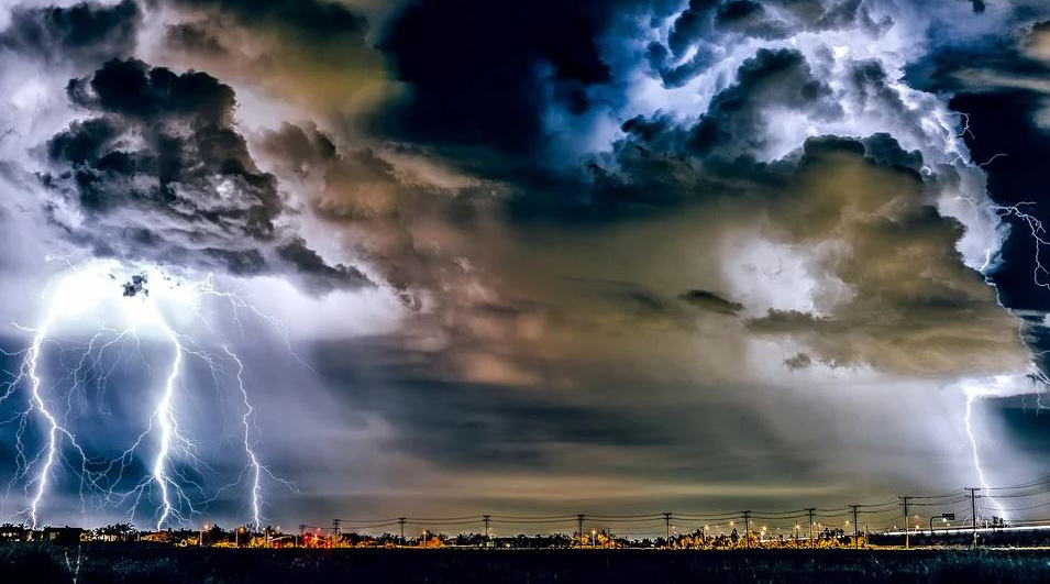 Fenomenele meteo extreme din România vin cu urmări grave. Climatologii lansează o ipoteză bulversantă: cum poate să arate țara noastră în viitor