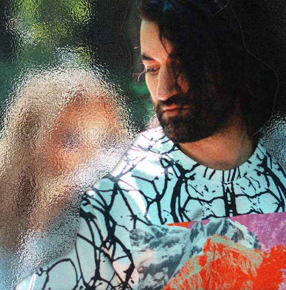 Imagine Stire Smiley lansează provocarea: ”Fata din tablou va deveni realitate!” Pe cine a pictat artistul: Delia, Laura Cosoi sau Andreea Bălan? | 2review.ro
