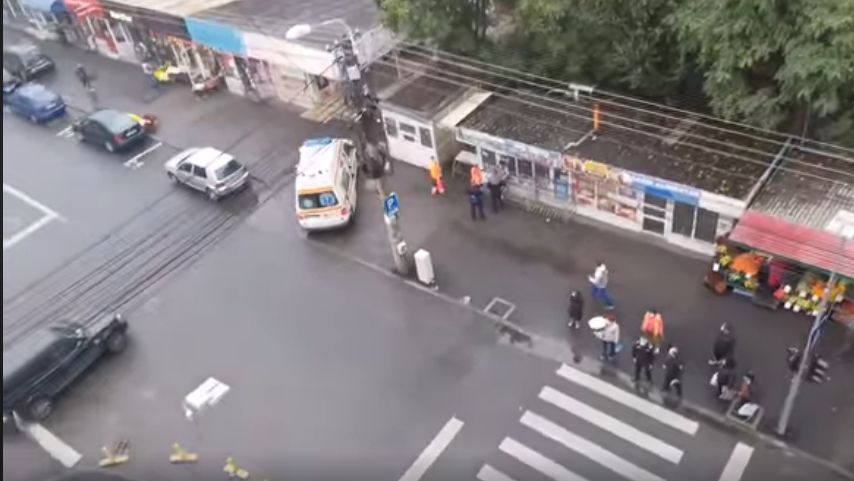 Imagine Stire O femeie din Cluj a plătit scump pentru că nu purta mască! Tăvălită prin noroi înainte de a fi băgată în Salvare VIDEO | 2review.ro