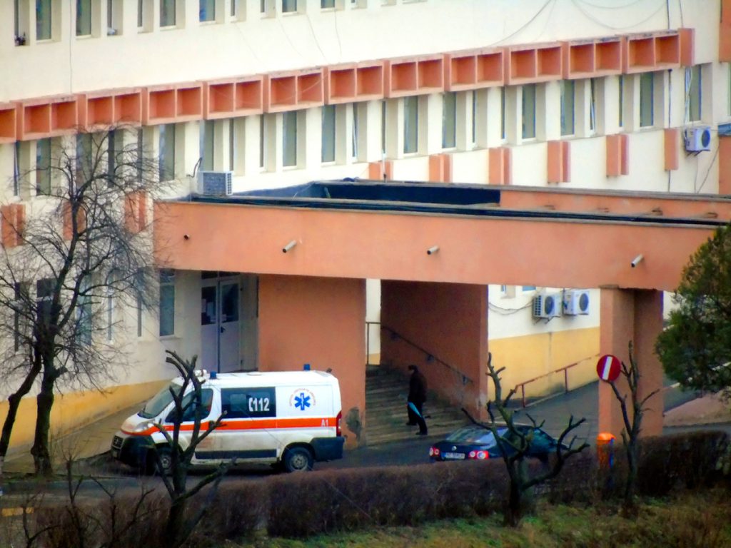 Imagine Stire Imaginile neputinței la Piatra Neamț. Pacienți tratați afară, probele de sânge și urină, recoltate tot în curtea spitalului. VIDEO | 2review.ro