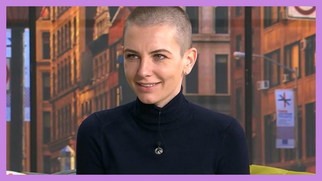 Imagine Stire Adina Bourceanu lovește din nou, după ce s-a ras în cap: ”În două minute am fost așa!” | 2review.ro