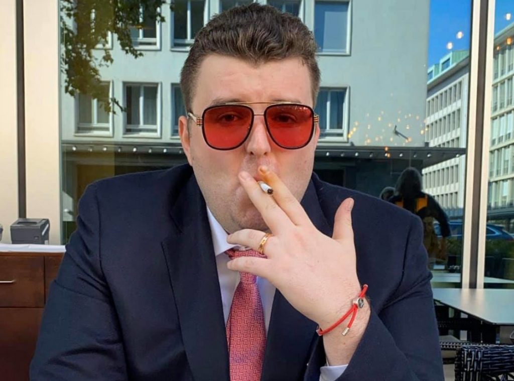 Imagine Stire Victoraș Micula, pus sub urmărire penală pentru că cautat-o ilegal pe Vladuța Lupău în baza de date MAI și s-a dat drept polițist | 2review.ro