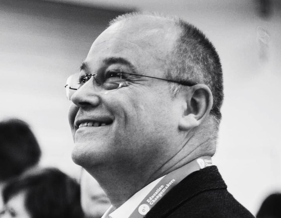 Imagine Stire Tragedie la Sighetu Marmației. Vasile Mih, unul dintre cei mai respectați dascăli din oraș, a murit de coronavirus | 2review.ro