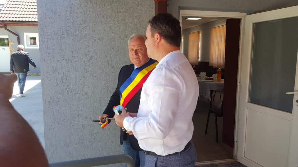 Imagine Stire Un primar din Bihor a oficiat căsătorii fără să poarte mască, apoi s-a infectat cu noul coronavirus | 2review.ro