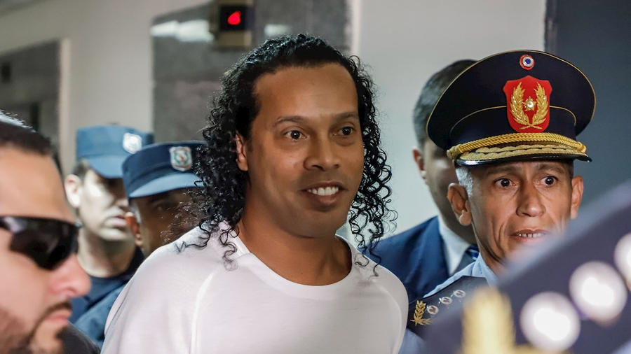 Imagine Stire Ronaldinho a fost diagnosticat cu SARS-CoV-2. Cum se simte marele sportiv | 2review.ro