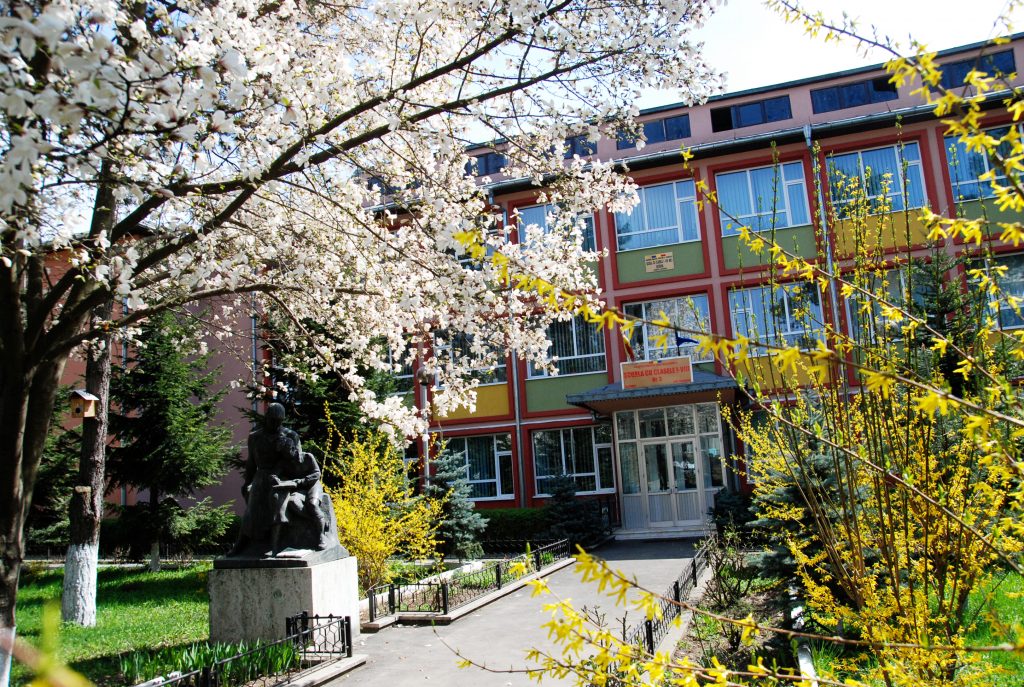 Imagine Stire Un elev din Suceava, bătut de trei colegi chiar la școală! | 2review.ro