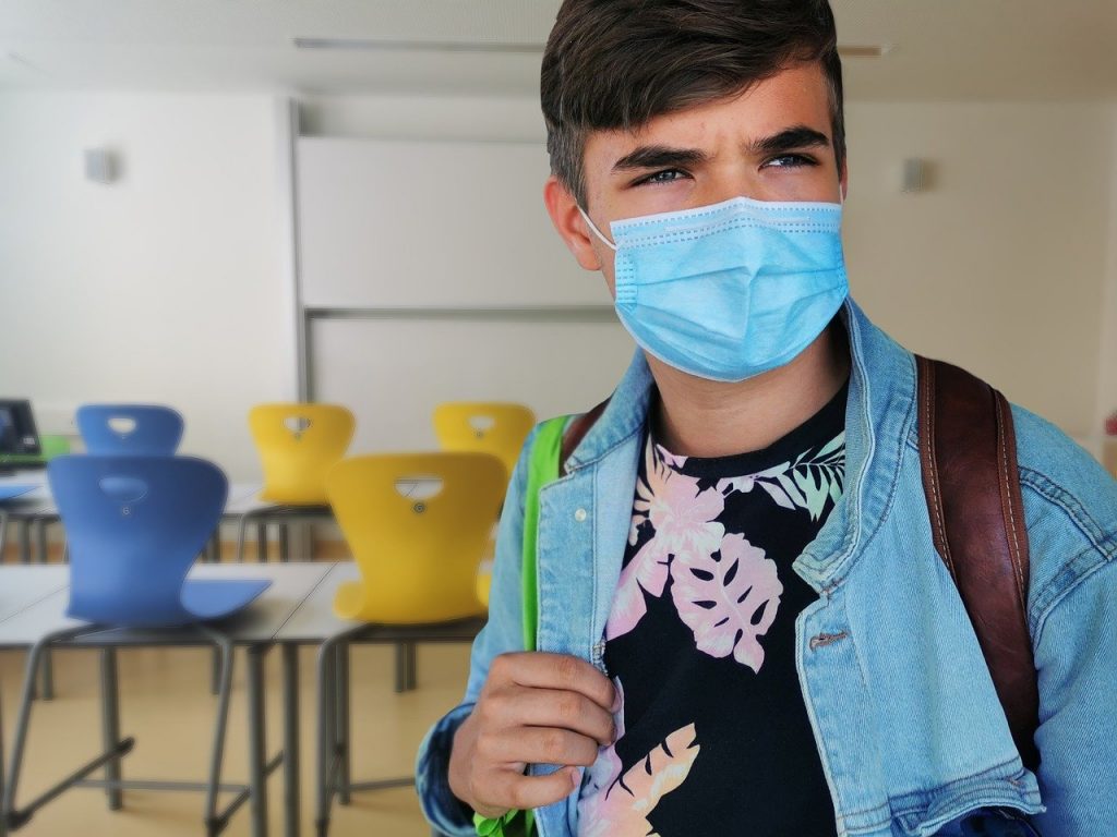 Imagine Stire Școlile, lovite de noul coronavirus. 400 de cazuri pe zi de elevi infectați cu SARS – CoV – 2 | 2review.ro