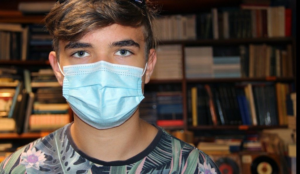 Imagine Stire Avertismentul unul medic pneumolog: „Protejați-vă, virusul nu iartă pe nimeni! Atacă tot organismul şi uneori o face pe nesimţite” | 2review.ro