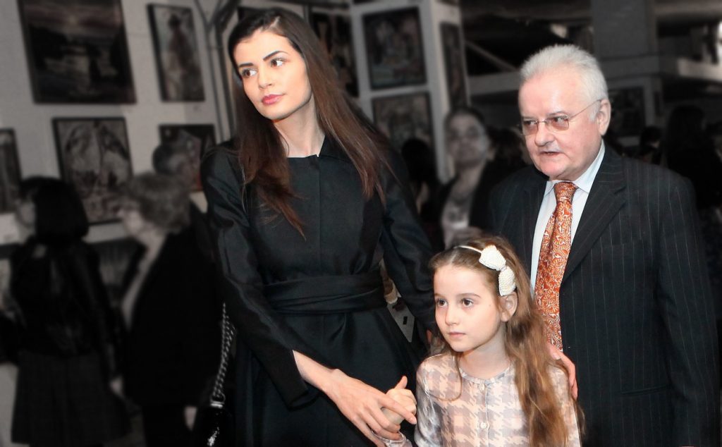 Imagine Stire Detalii neștiute de la botezul fiicei lui Irinel Columbeanu: “Pentru cristelniță, îi pregătise o pereche de chiloței ornați cu cristale Swarovski” Pasaje incredibile din cartea “Apofenia” | 2review.ro
