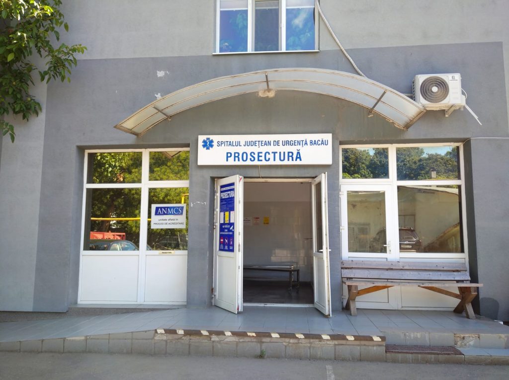 Imagine Stire Un angajat de la Morga Spitalului Județean Bacău a decedat. Bărbatul nu știa că era infectat cu virusul SARS-CoV-2 | 2review.ro
