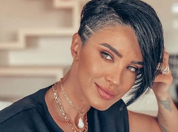 Imagine Stire Adelina Pestrițu, goală pe Internet. Cum s-a fotografiat fosta prezentatoare „O baie fierbinte” | 2review.ro
