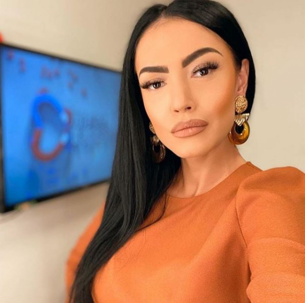Imagine Stire Cine ar fi crezut! Câte clase a terminat Andreea Mantea și care a fost primul ei job | 2review.ro