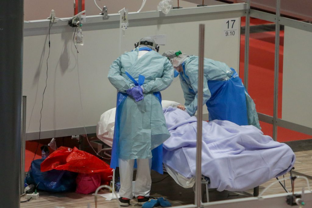 Imagine Stire Coronavirus România 5 noiembrie. Peste 100 de decese, Terapia Intensivă se sufocă | 2review.ro