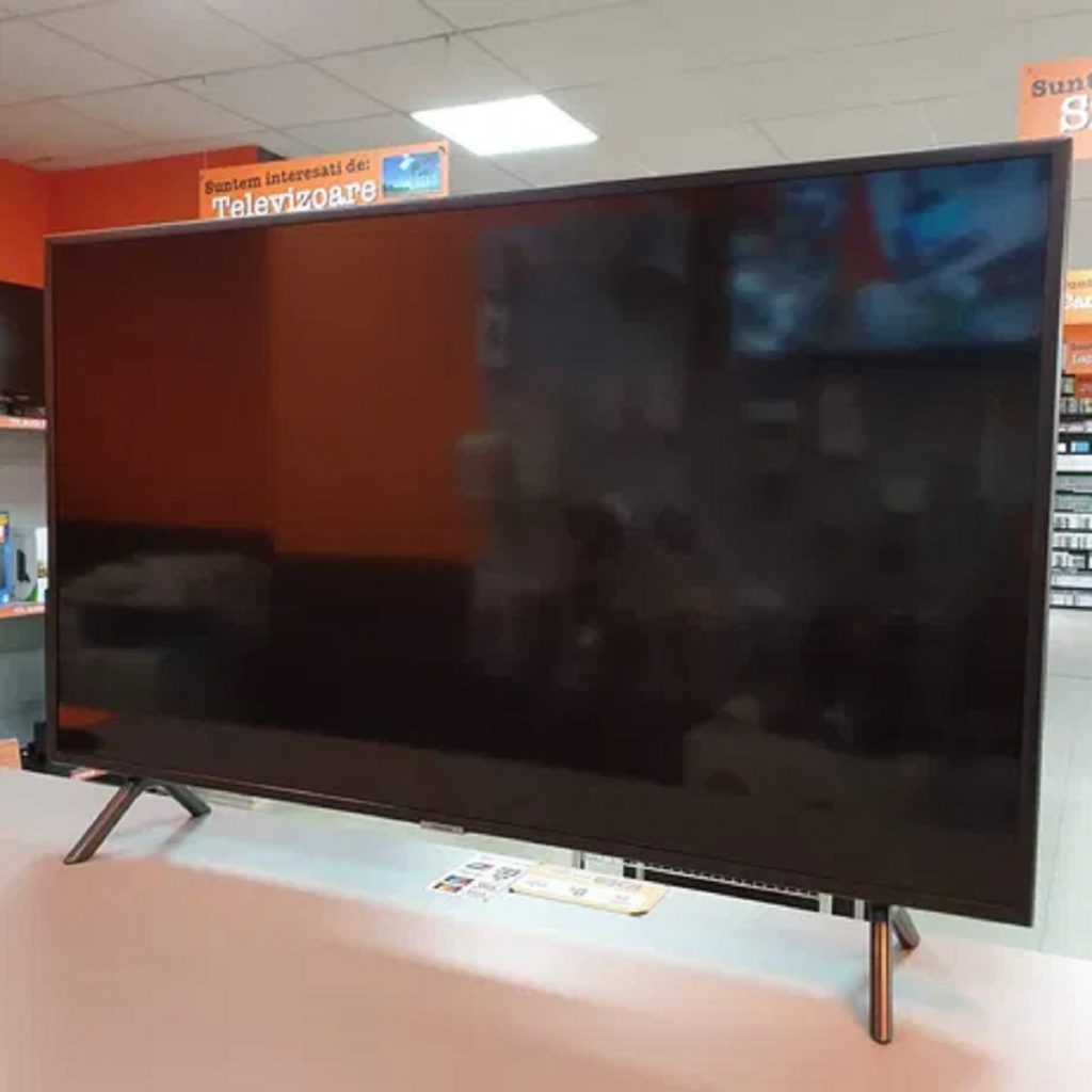 Emanuel din Târgu Mureș a cumpărat un televizor nou-nouț, din Flanco. Când a deschis cutia, acasă, să leșine! „Vi se pare normal?”