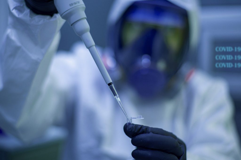 Imagine Stire Un imunolog de la Oxford dă speranțe oamenilor: „Cu 2-3 vaccinuri pe piaţă, avem şansa să ne întoarcem la normalitate de Paşti, în 2021” | 2review.ro