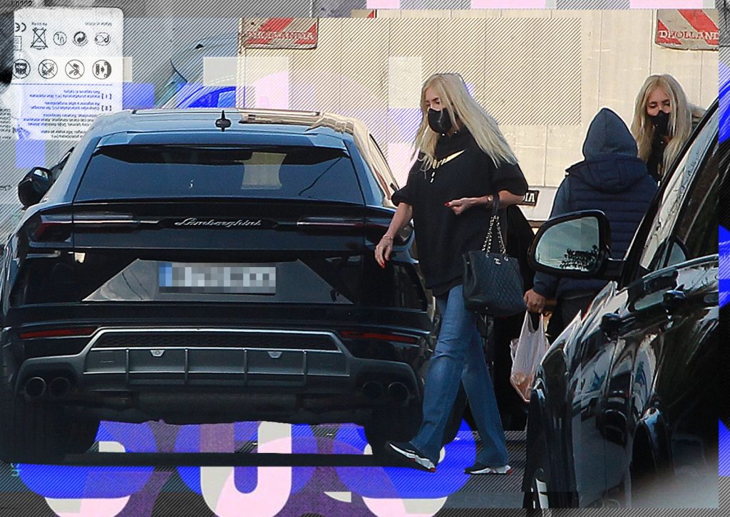 “Blonda blindată” din București își face piața cu mașina de peste un milion jumate