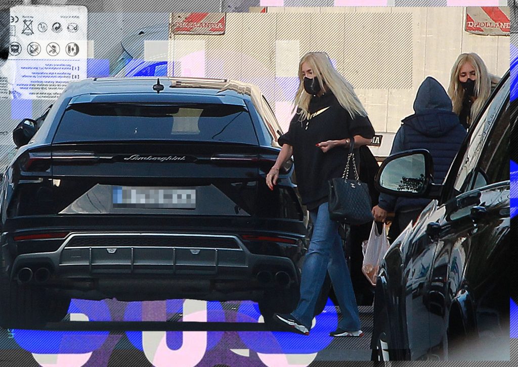 Imagine Stire “Blonda blindată” din București își face piața cu mașina de peste un milion jumate | 2review.ro