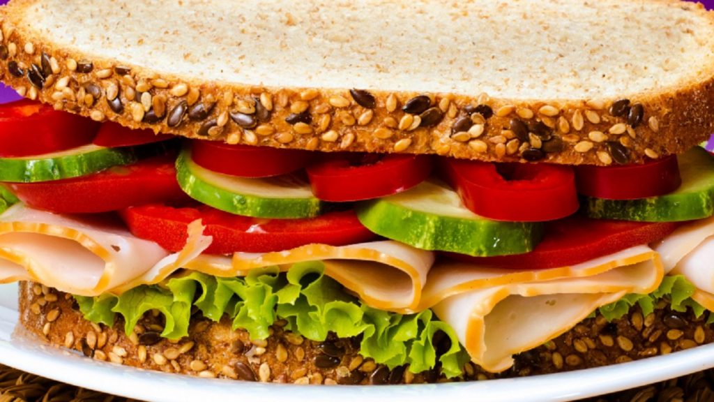 Și-a cumpărat un sandviș în Aeroportul Otopeni, dar a avut un adevărat șoc atunci când a mușcat din el. „Dumnezeule!”