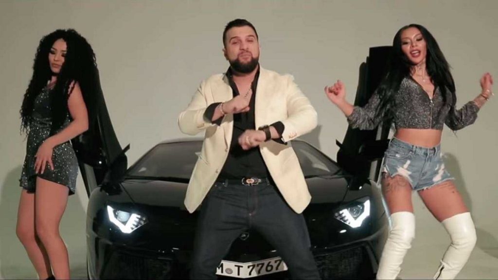 Imagine Stire Tzancă Uraganu, snopit în bătaie de un interlop din Roșiori. „A vrut să-mi ia brățările, că este un fomist” | 2review.ro