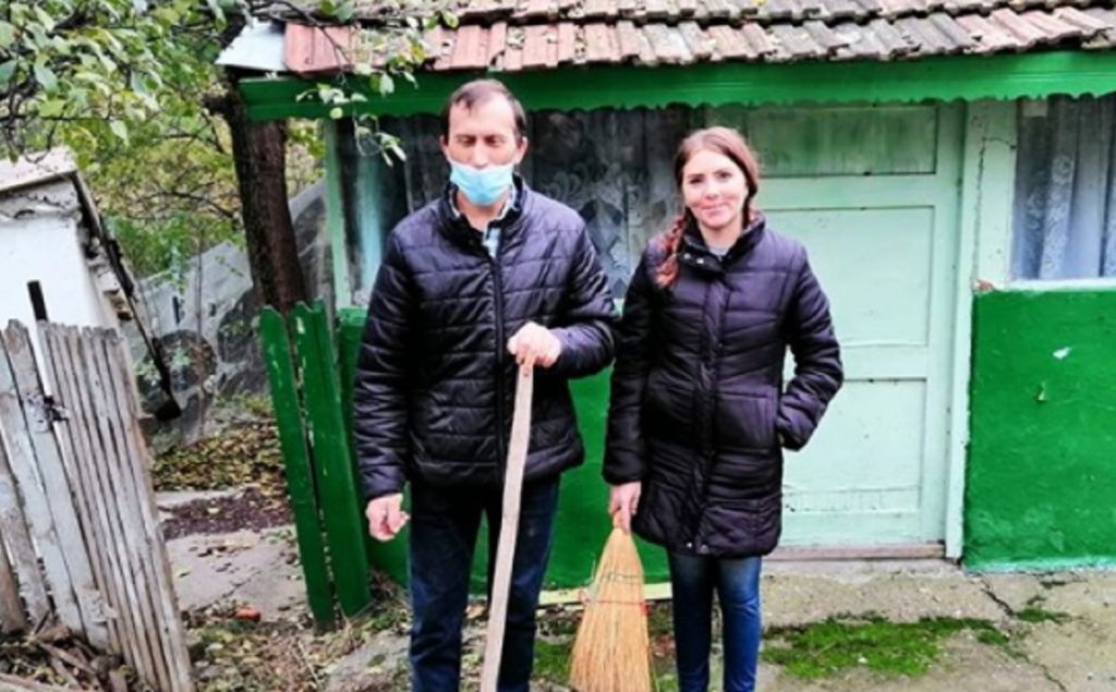 Imagine Stire Grea viața la țară! Cum s-a fotografiat Vulpița, în curtea noii sale case – oamenii au reacționat imediat: „Nu este o rușine” | 2review.ro