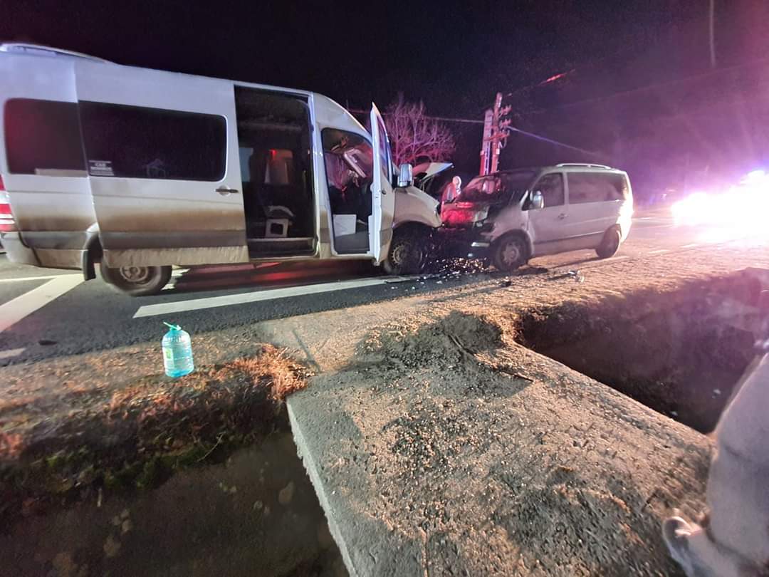 Accident grav pe DN 1C! A fost activat planul roșu, după ce două microbuze s-au ciocnit