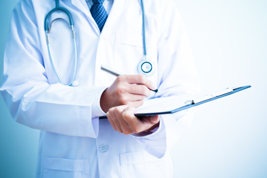 Un nou scandal în sistemul medical! Un doctor ar fi bătut și sechestrat o pacientă
