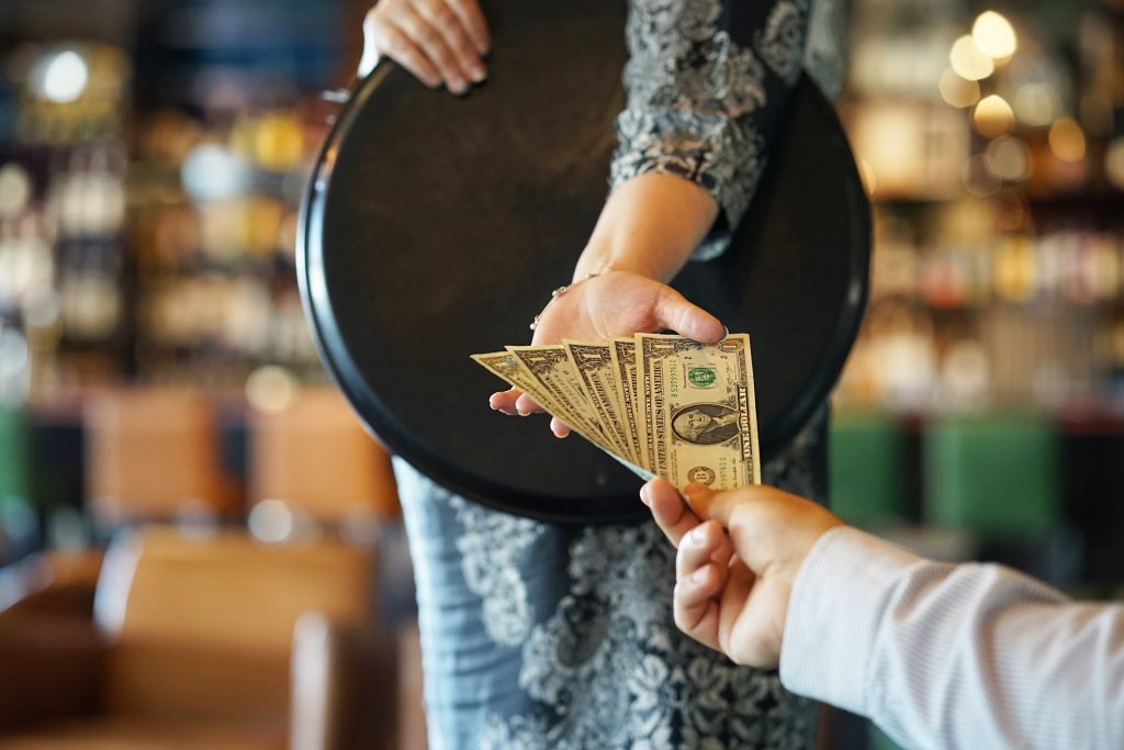 Un client generos i-a lăsat bacșiș unei chelnerițe 2.000 de dolari. Patronul restauranului, însă, nu a vrut să-i dea banii