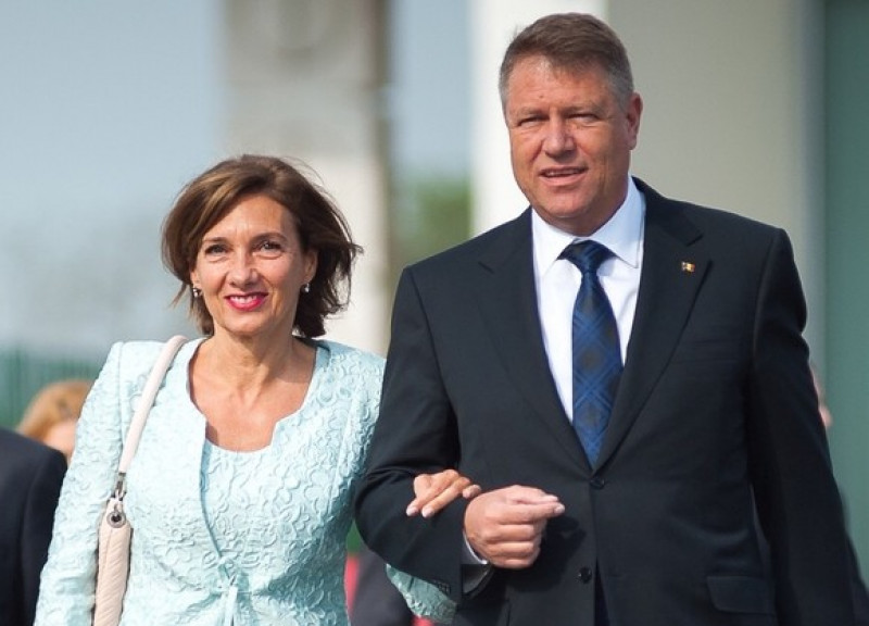 Ce ținută a purtat Carmen Iohannis la alegerile parlamentare. Soția președintelui a atras toate privirile