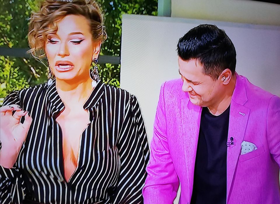Lui Cove i-au căzut ochii în decolteul Annei Lesko! Imaginea e demențială: ”Tu o ai aici!”