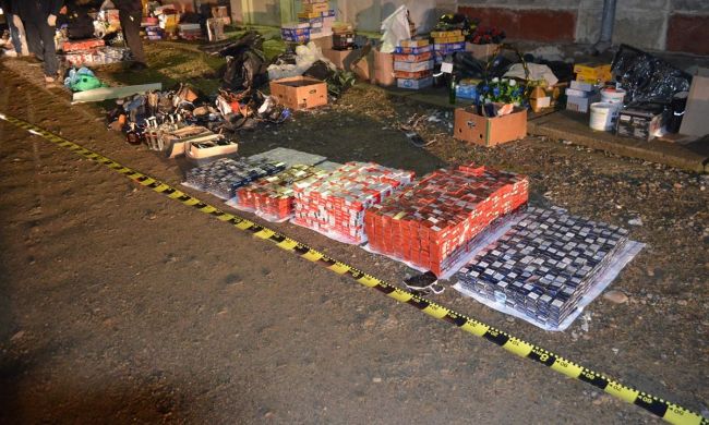 Contrabandă cu țigări ascunse în statui de ceramică pentru grădină. Autoritățile au confiscat peste 4.000 de pachete
