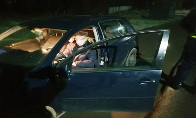 Dublă infracțiune pentru un tânăr de 20 de ani din Botoșani. A fost prins la volan, fără permis, când trebuia să stea în carantină