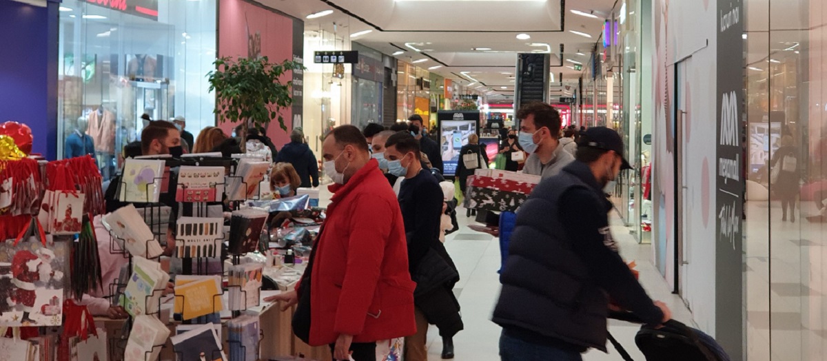 Supermarketurile și mallurile au fost pline astăzi! Clienții s-au călcat în picioare, în lupta pentru cumpărături