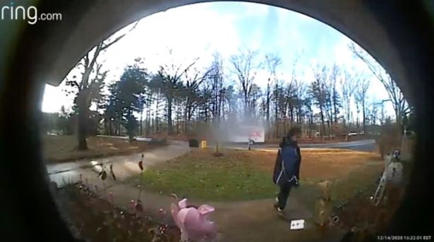 A lăsat la ușă câteva gustări pentru livratori, însă nu s-a așteptat la ce a urmat. Videoclipul care a devenit viral