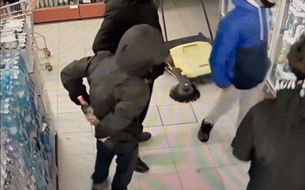 Copii surprinși de camerele de supraveghere în timp ce furau vodka din supermarket VIDEO