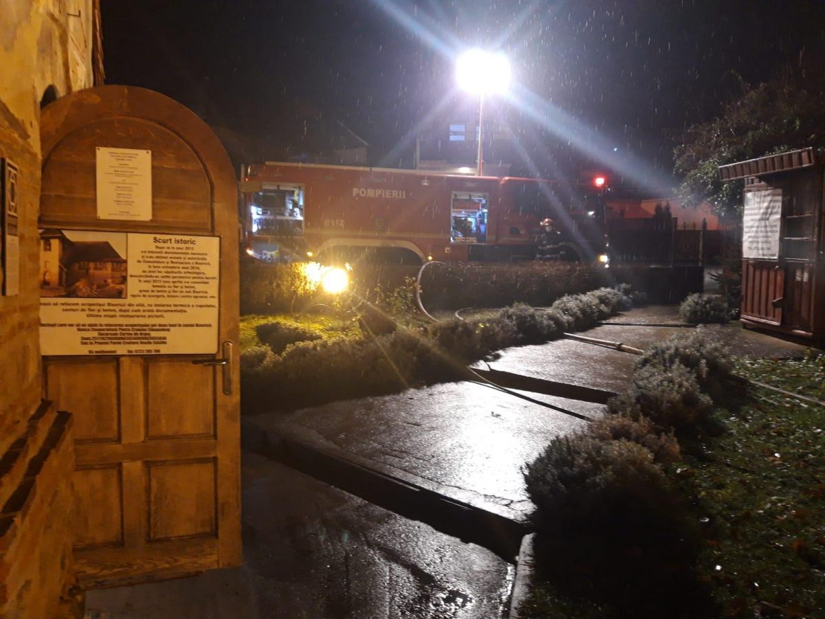 O bătrânică a incendiat din greșeală Casa Parohială a bisericii. Femeia a vrut cel mai probabil să se încălzească și a dat foc la cartoane