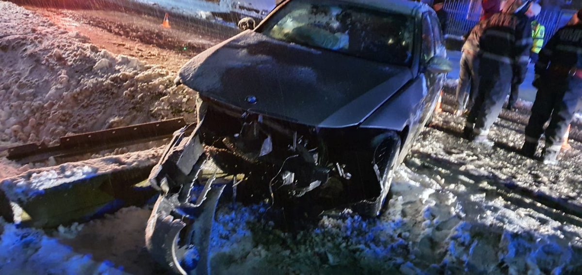 Accident grav în Teleorman. Un șofer a derapat și s-a izbit cu mașina de un cap de pod. O victimă a rămas încarcerată