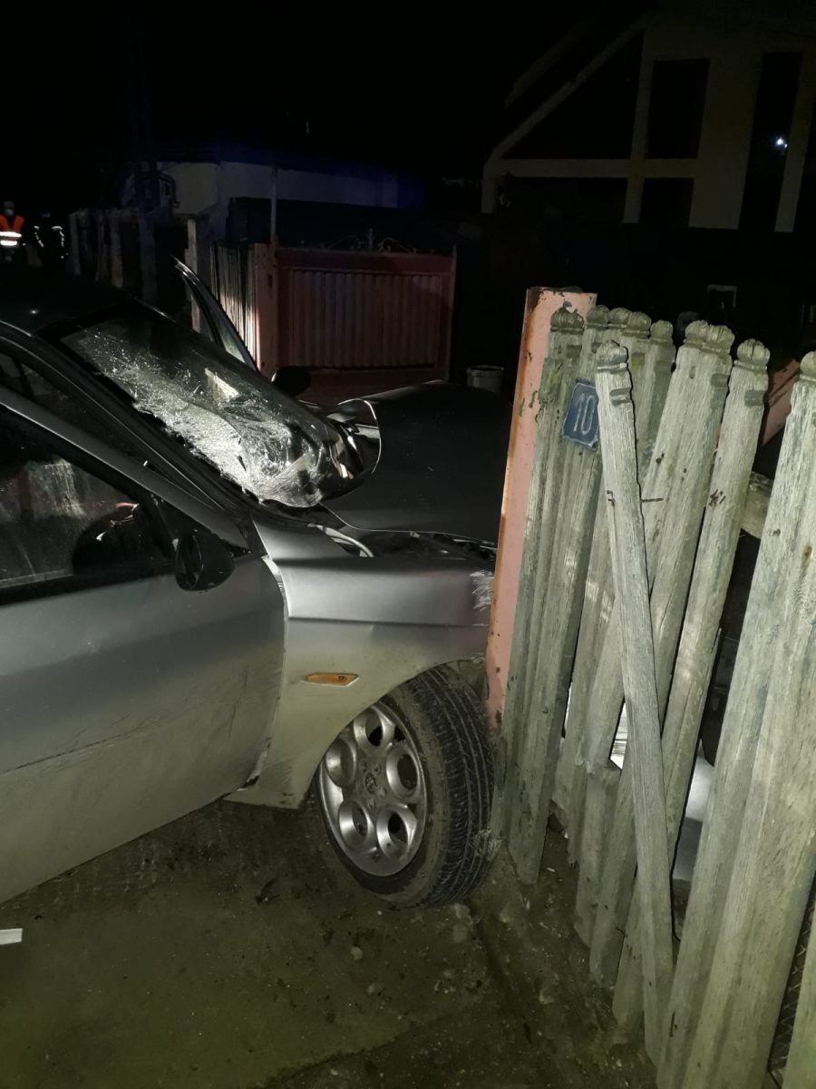 Un tânăr din Dâmbovița s-a urcat băut și fără permis la volan. Bărbatul a rupt un gard  și a băgat în spital pasagerul din dreapta sa