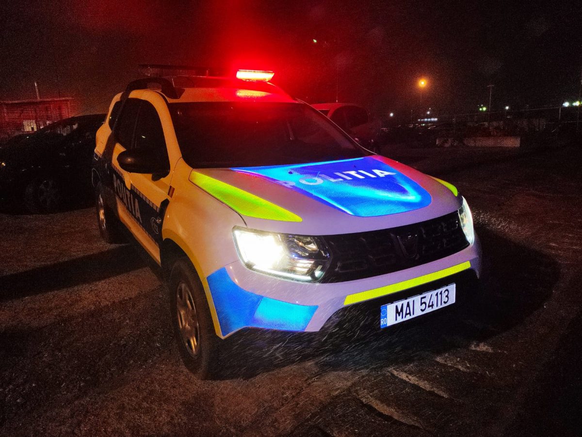 Un bărbat din Argeș s-a urcat băut și fără permis la volanul mașinii cu numere false, apoi s-a oprit direct într-un tractor