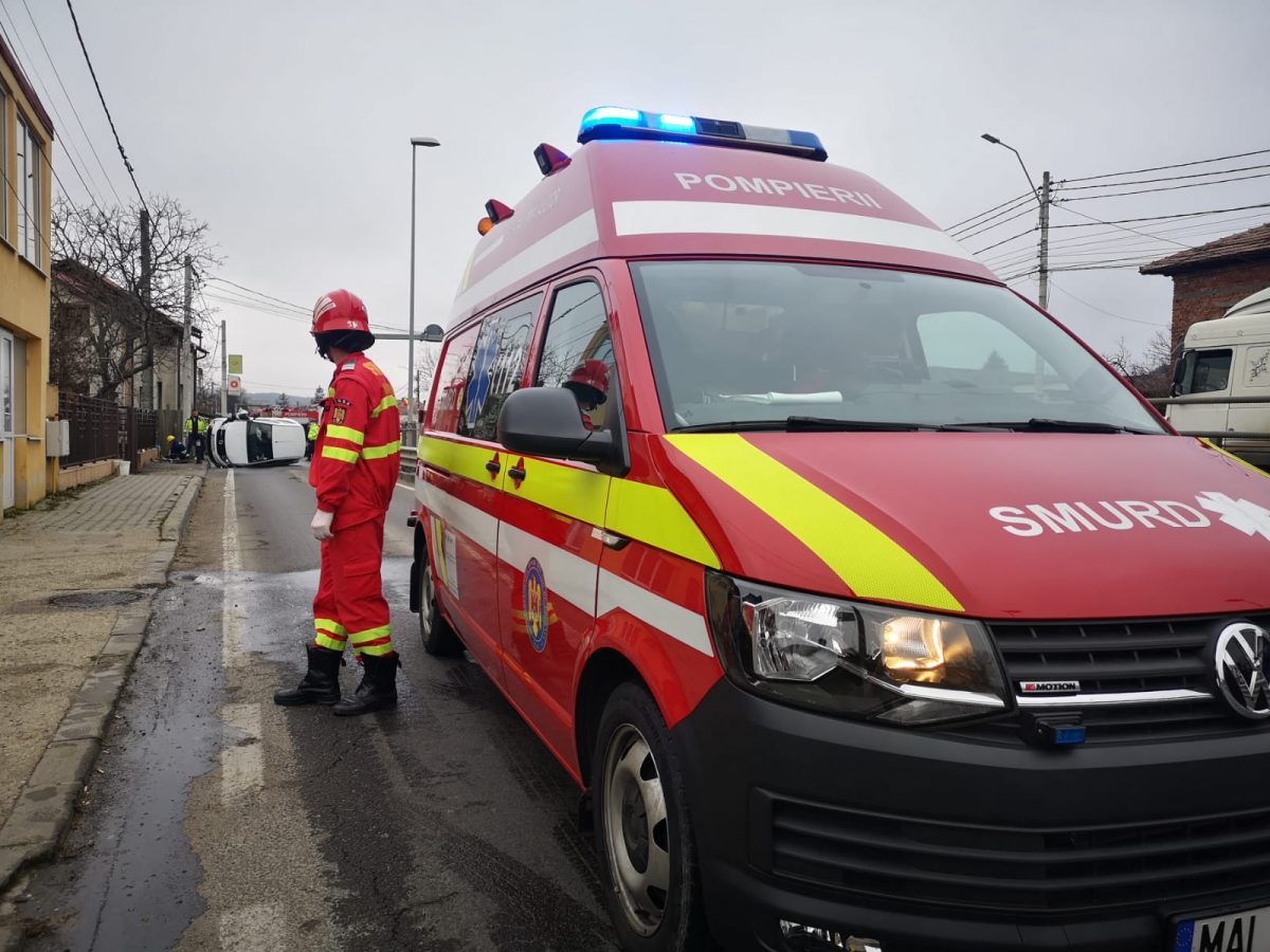 Accident spectaculos. Două mașini s-au cionit și o conductă de gaze, avariată la impact, a luat foc. VIDEO