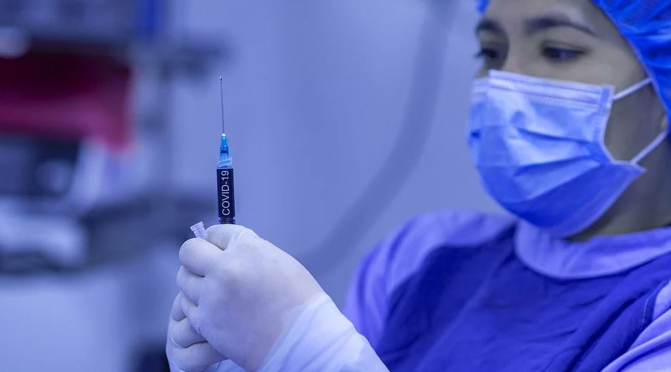 O asistentă din Cluj a avut o reacție alergică ușoară după vaccinarea împotriva virusului SARS-CoV-2: “Tip urticarian la nivelul extremității cefalice”
